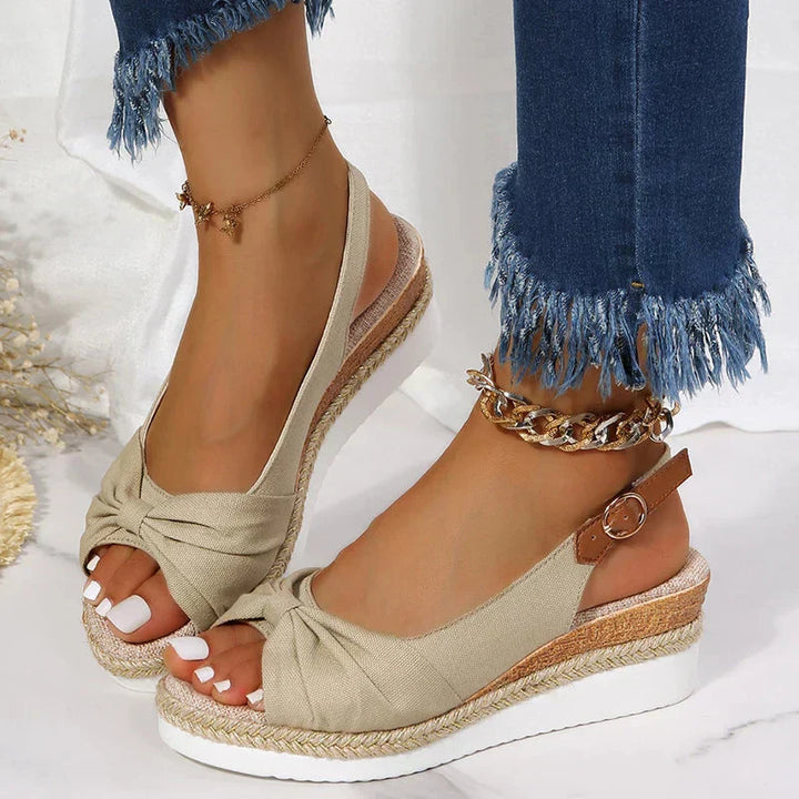 Detailaufnahme: Damen Sommerschuhe, Espadrille Sandalen mit geflochtener Sohle, Knotendetail und goldener Schnalle.