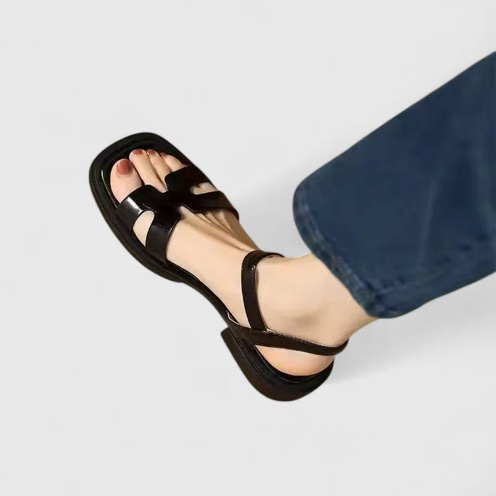Bequeme Damen Sommer-Flachsandalen mit eleganten Riemen, ideal für Freizeit, Strand & Urlaub. Vielseitiger Frauenmode-Schuh.