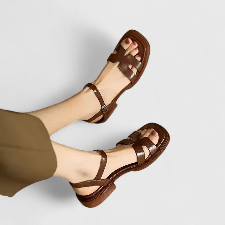 Klassische Riemchensandalen für Damen, elegant und flach, perfekt für sommerliche Anlässe und bequemen Urlaubsstil.