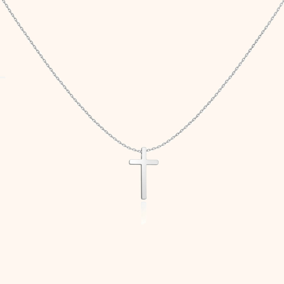 Hochwertiger vergoldeter Silberschmuck: Eleganter Kreuzanhänger an einer feinen Damenkette. Zeitloses Design.