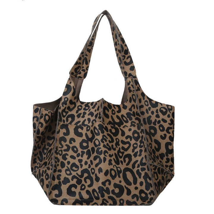 Seitenansicht der weichen Damen Handtasche aus veganem Leder, zeigt die geräumige Tiefe & Leichtigkeit.