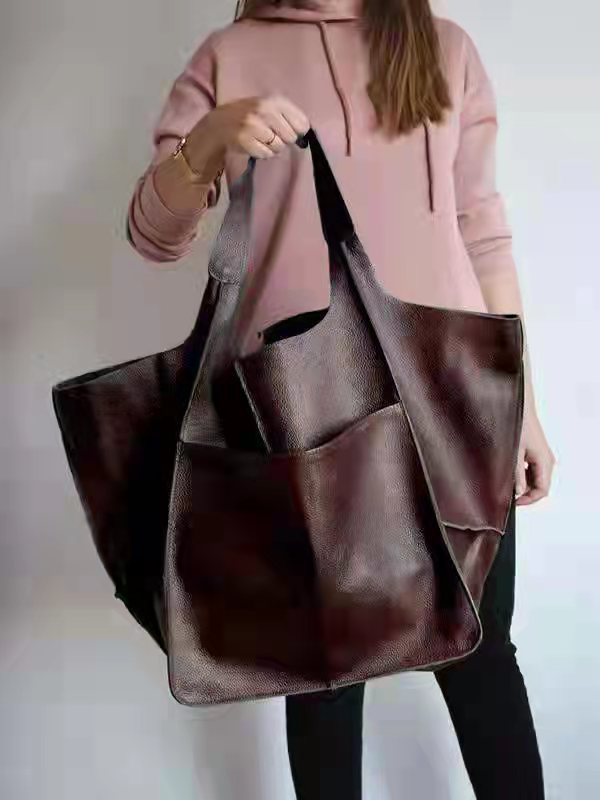 Detail der Reißverschluss-Öffnung der Damen Handtasche aus veganem Leder, sicher, stilvoll & praktisch.