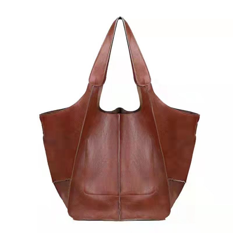 Detailaufnahme der Damen Schultertasche aus hochwertigem, tierfreundlichem veganem Leder, weich & geschmeidig.