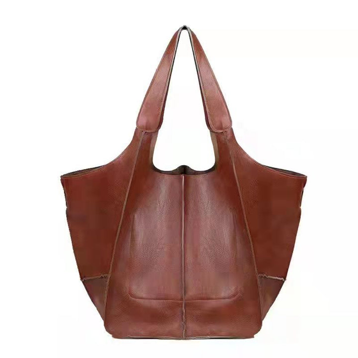 Detailaufnahme der Damen Schultertasche aus hochwertigem, tierfreundlichem veganem Leder, weich & geschmeidig.