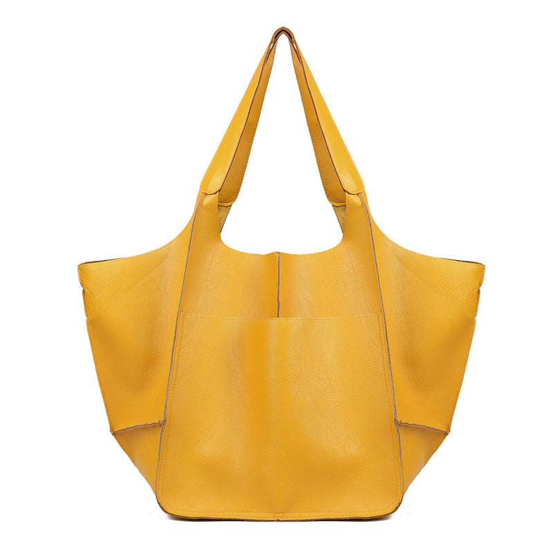 Innenraum der geräumigen Damen Handtasche aus veganem Leder, mit praktischen Fächern & viel Stauraum.