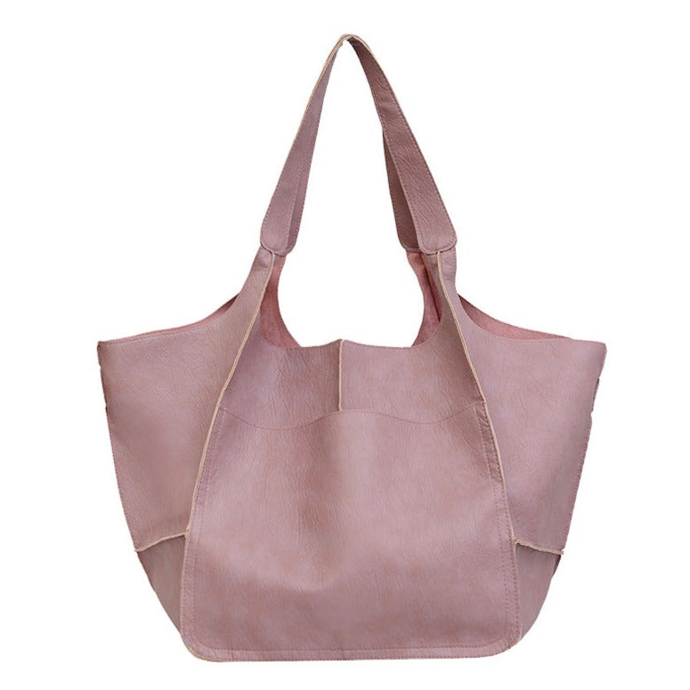 Rückansicht der weichen Damen Handtasche aus veganem Leder, schlicht, elegant & ideal als Alltagstasche.