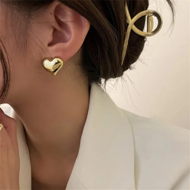 Elegante Damen Herzohrringe in glänzendem Gold & Silber, ein romantischer Ohrschmuck für besondere Anlässe.