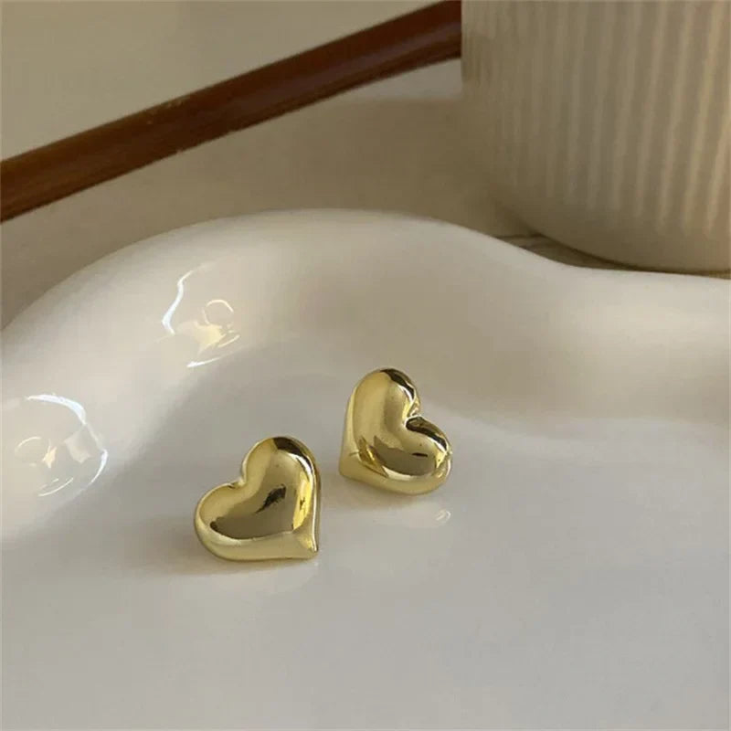 Modische Damenohrringe mit Herzmotiv, stilvolle Accessoires in Gold- und Silberoptik, ideal als Geschenkidee.
