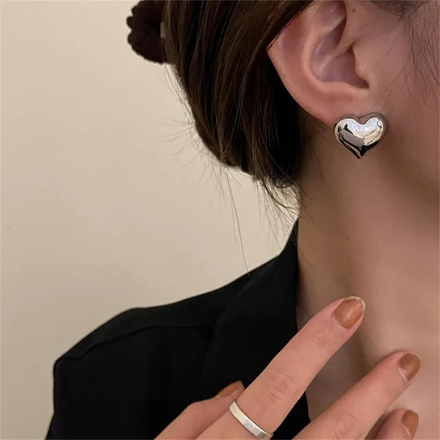 Romantische Herzohrringe für Damen, perfekt kombinierbar mit Gold- & Silberschmuck, ein glänzendes Highlight.