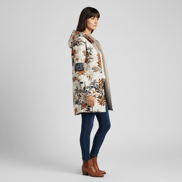 Komfortable Kapuzenjacke Ella mit Retromuster für Damen. Tailliert geschnitten, ideal für kühle Tage.