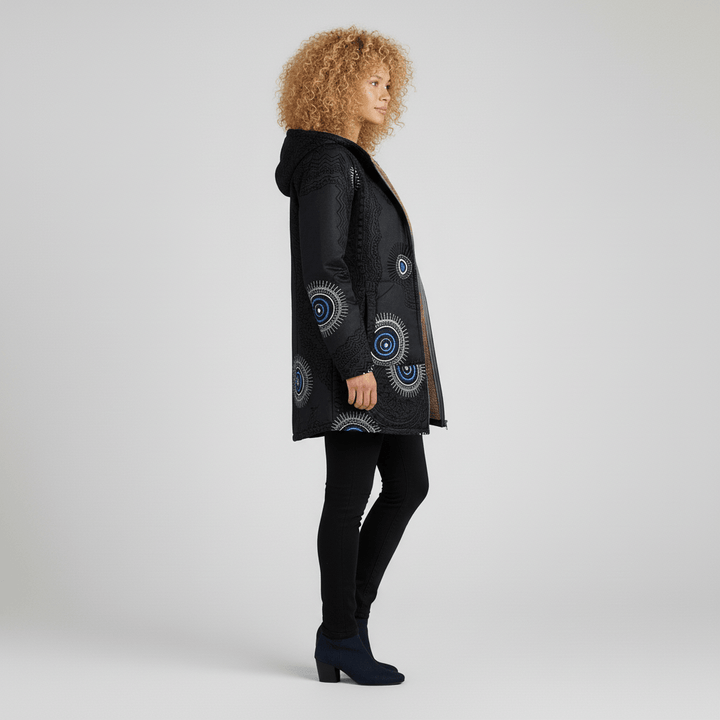 Stilvolle Übergangsjacke für Damen: Lang, tailliert, Kapuze & trendiges Retromuster.