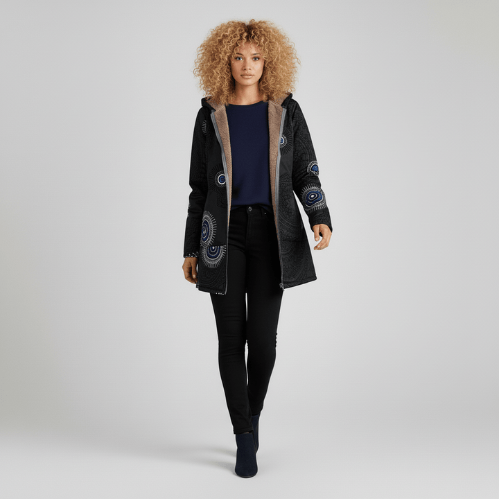 Elegante Herbstjacke Ella für Damen mit Retromuster, Kapuze & figurbetontem Schnitt.