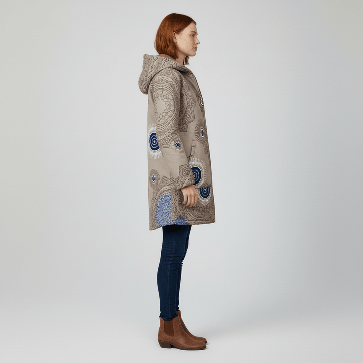 Warme Damen Winterjacke Ella: Tailliert, lang, mit Kapuze und ansprechendem Retromuster.