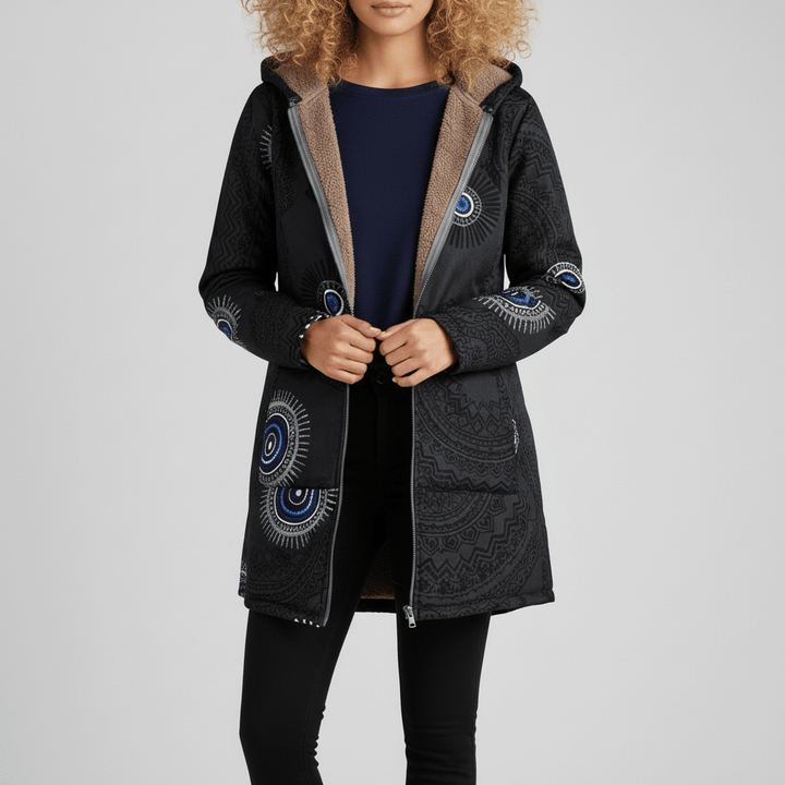 Freizeitmode Damen: Kapuzenjacke Ella mit Retromuster, lang & tailliert. Stilvoll & bequem.