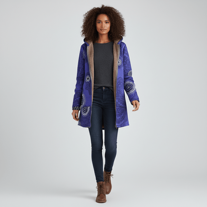 Komfortable Kapuzenjacke für Damen im Retro-Design. Taillierter Schnitt & warme Qualität.