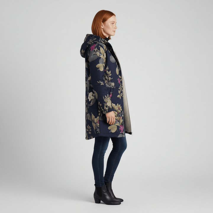 Damen Übergangsjacke Ella: Tailliert, lang, mit Kapuze und auffälligem Retromuster.
