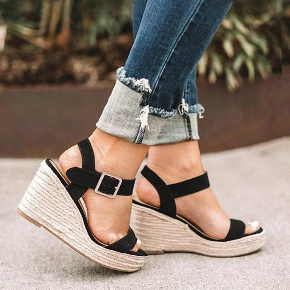 Stilvolle Damen Keilschuhe mit moderatem Keilabsatz für bequemen Halt, ideal für elegante Sommeroutfits.