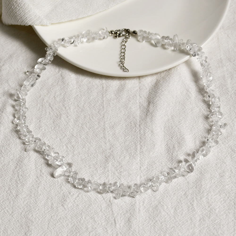Damen-Halskette mit lila Amethyst-Kristallen; polierter Edelstein, eleganter Schmuck.