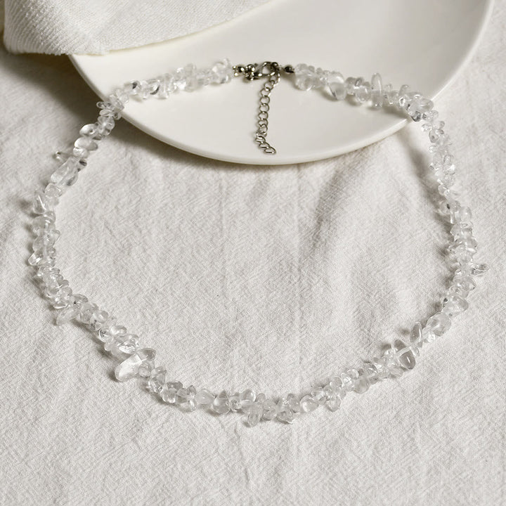 Damen-Halskette mit lila Amethyst-Kristallen; polierter Edelstein, eleganter Schmuck.