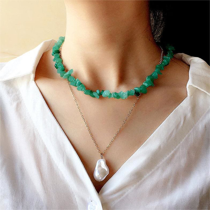 Exklusive Damen-Halskette aus polierten Mineralien; eleganter Naturstein-Schmuck.