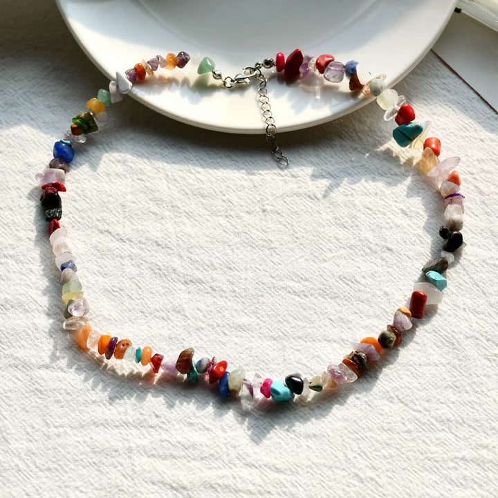 Damen-Halskette aus polierten Mineralien wie Aventurin, Obsidian, Lapislazuli.
