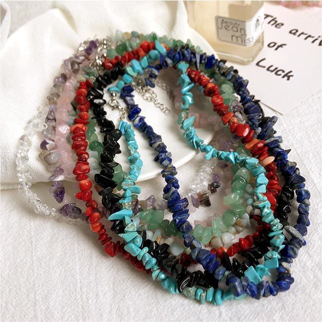 Damen-Halskette mit glänzenden, polierten Natursteinen; einzigartiger Edelsteinschmuck.
