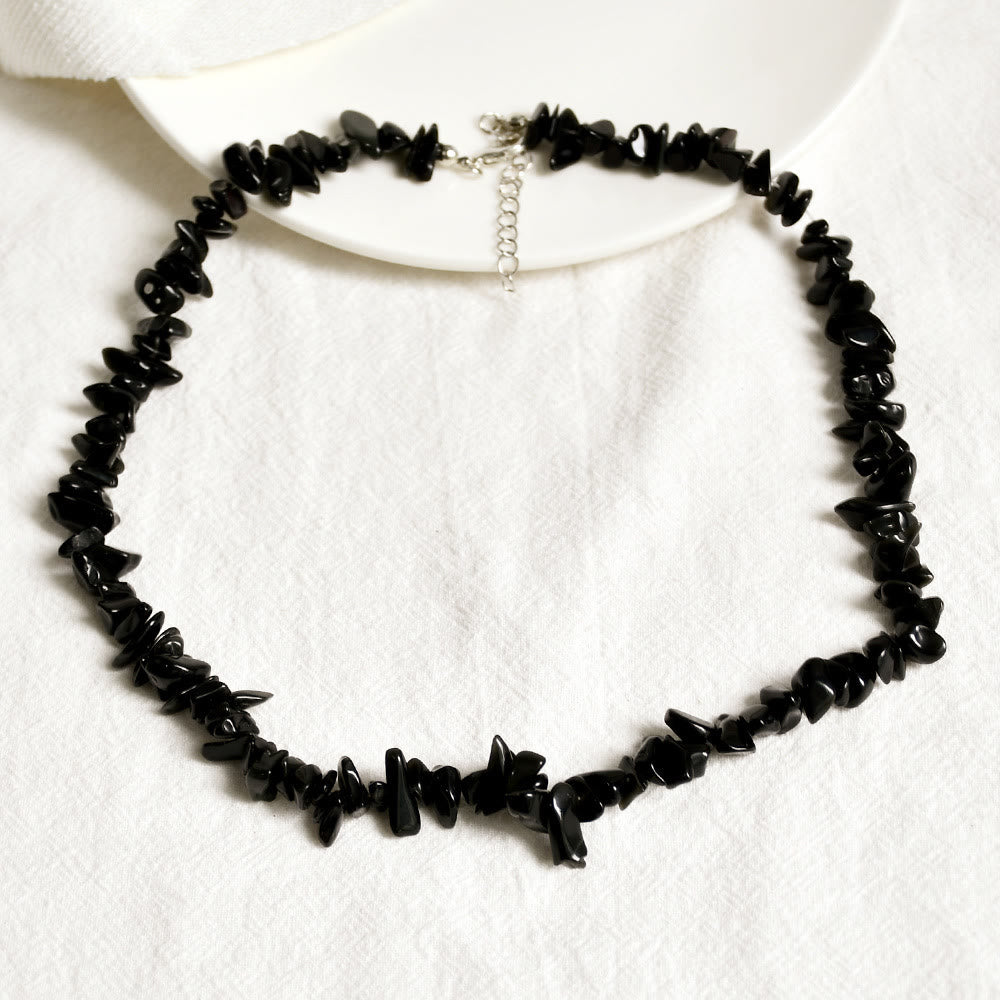 Damen Halskette mit glatten, polierten Naturkristallen; einzigartiger Edelsteinschmuck.
