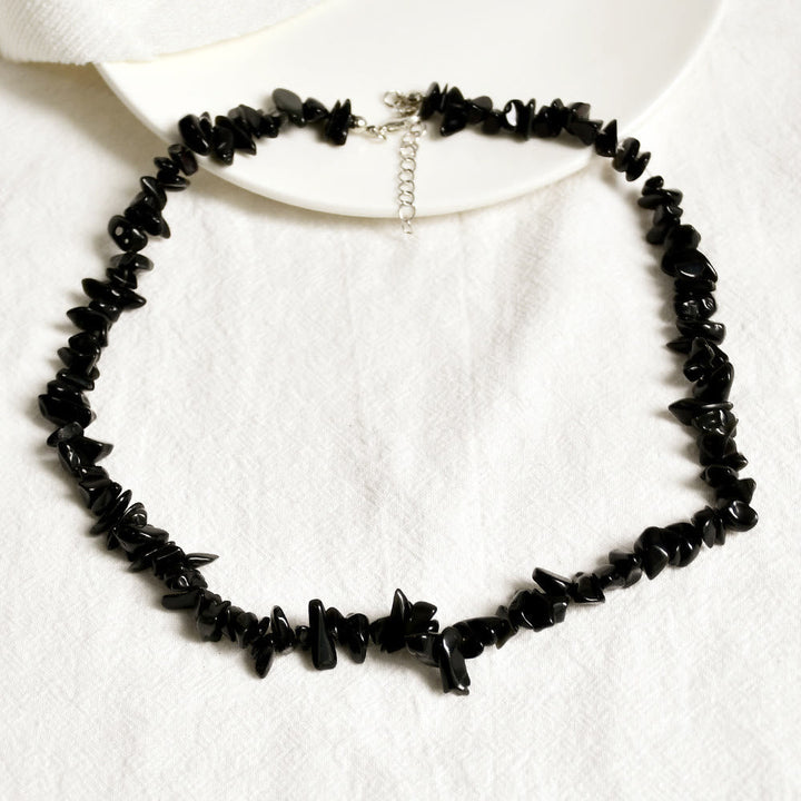 Damen Halskette mit glatten, polierten Naturkristallen; einzigartiger Edelsteinschmuck.