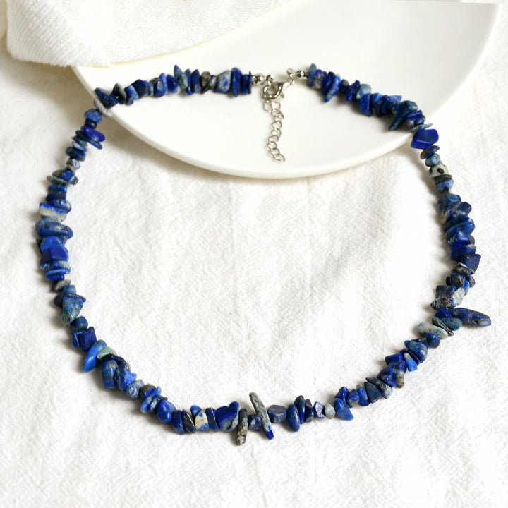 Damen-Halskette mit Aventurin-Kristallen; polierter grüner Naturstein, eleganter Schmuck.