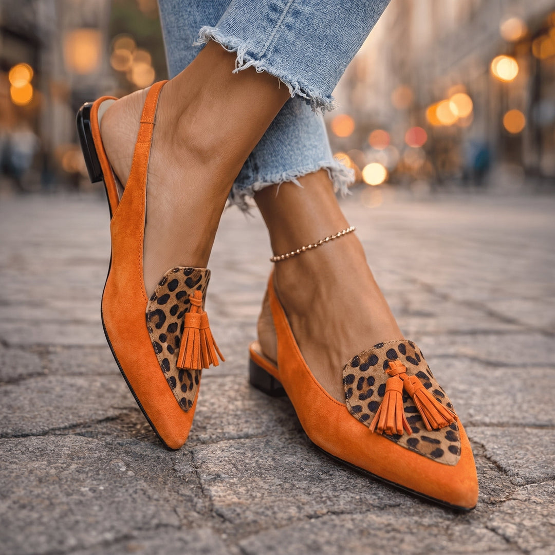 Seitenansicht der eleganten Damen Lorena Riemchensandalen mit dekorativen Quasten & flacher Sohle.