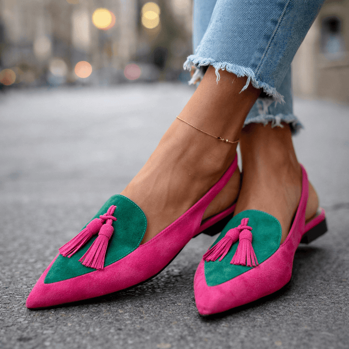 Ein Paar elegante Lorena Damensandalen mit Quasten, bequemen Riemchen und flacher Sohle.
