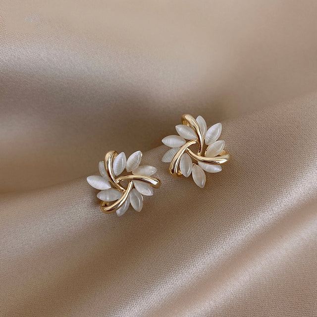 Elegante Damen Opal-Blumen-Ohrstecker, rund und filigran. Edler Goldschmuck für Frauen, ideal als Geschenk.