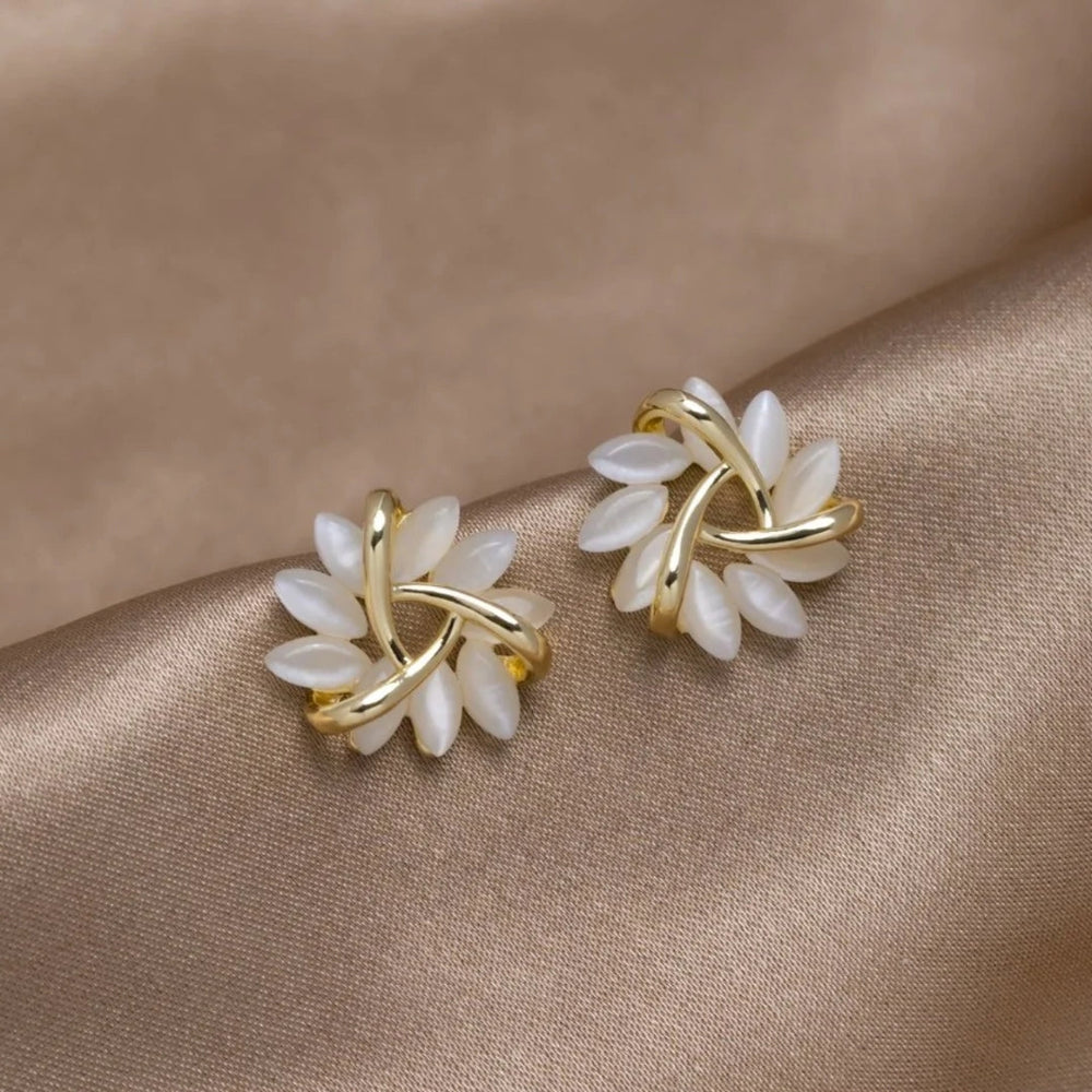 Funkelnde runde Opal-Blumen-Ohrstecker aus Silberschmuck. Filigrane Damenohrringe mit einzigartigem Design.