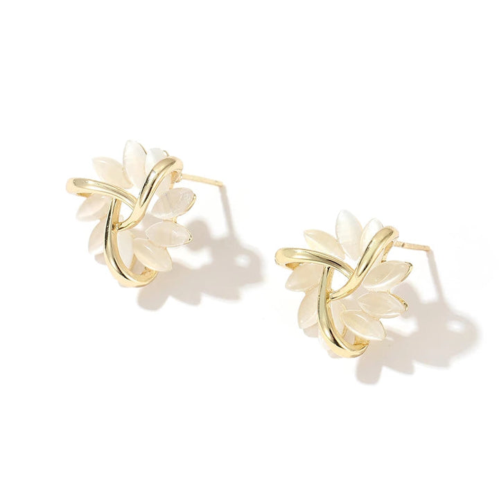 Damen-Ohrstecker mit runden Opal-Blumen, elegant getragen. Zeitloser Schmuck, passend für festliche Anlässe.