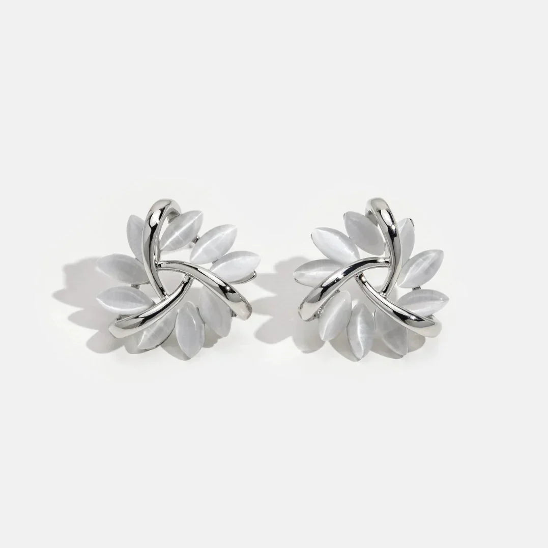 Exquisite runde Opal-Blumen-Ohrstecker für Damen. Handgefertigter Damenschmuck, eine stilvolle Geschenkidee.