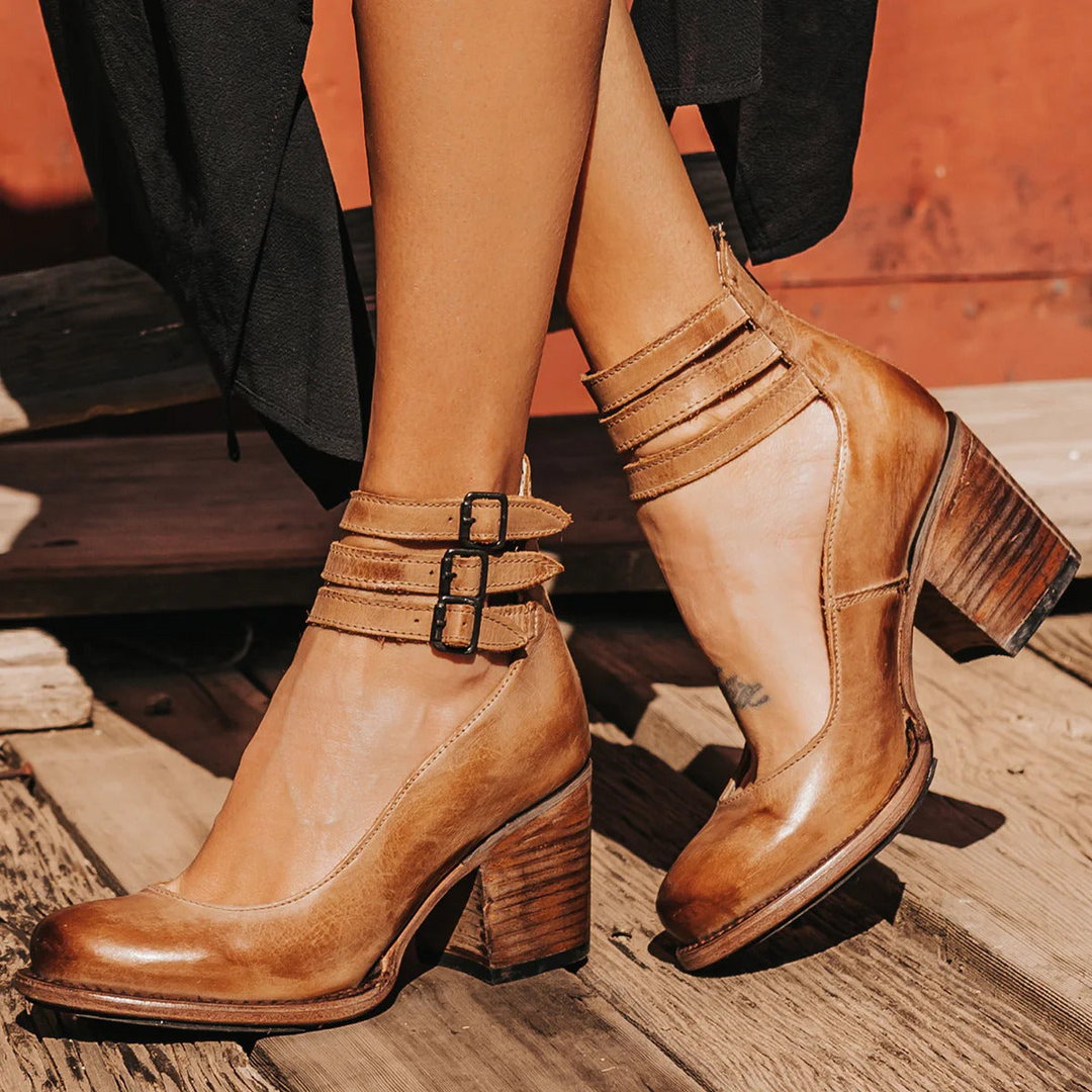 Elegante Damen Pumps mit Riemen und bequemem Blockabsatz, ideal für Business & Abend, in klassischem Design.