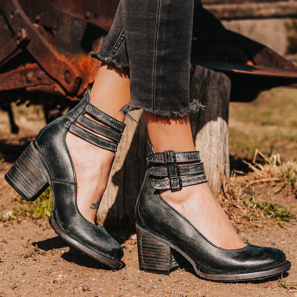 Detailansicht der Damen Riemenpumps mit verstellbarem Riemen & stabilem Blockabsatz, für sicheren Halt.