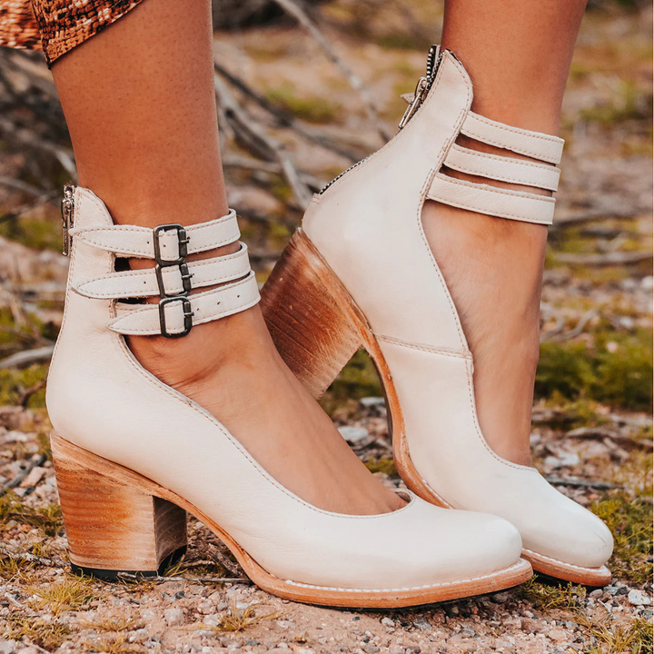 Vorderansicht der eleganten Damen Pumps mit schickem Riemen, vielseitige klassische Abendschuhe.