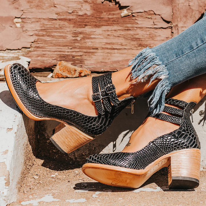 Damen Pumps mit Riemen und Blockabsatz, elegant kombiniert, vielseitige Komfortschuhe für Business & Anlass.