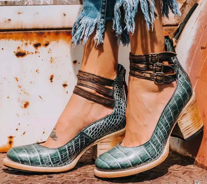 Hochwertige Damen Pumps mit Riemen und Blockabsatz, Detail der Materialtextur, für langanhaltende Eleganz.