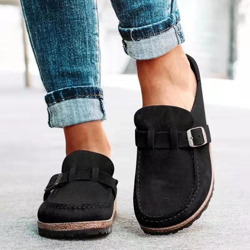 Klassische Retro Damen Pantoletten aus weichem Wildleder, ideal als Sommerschuhe und bequeme Freizeitsandalen.