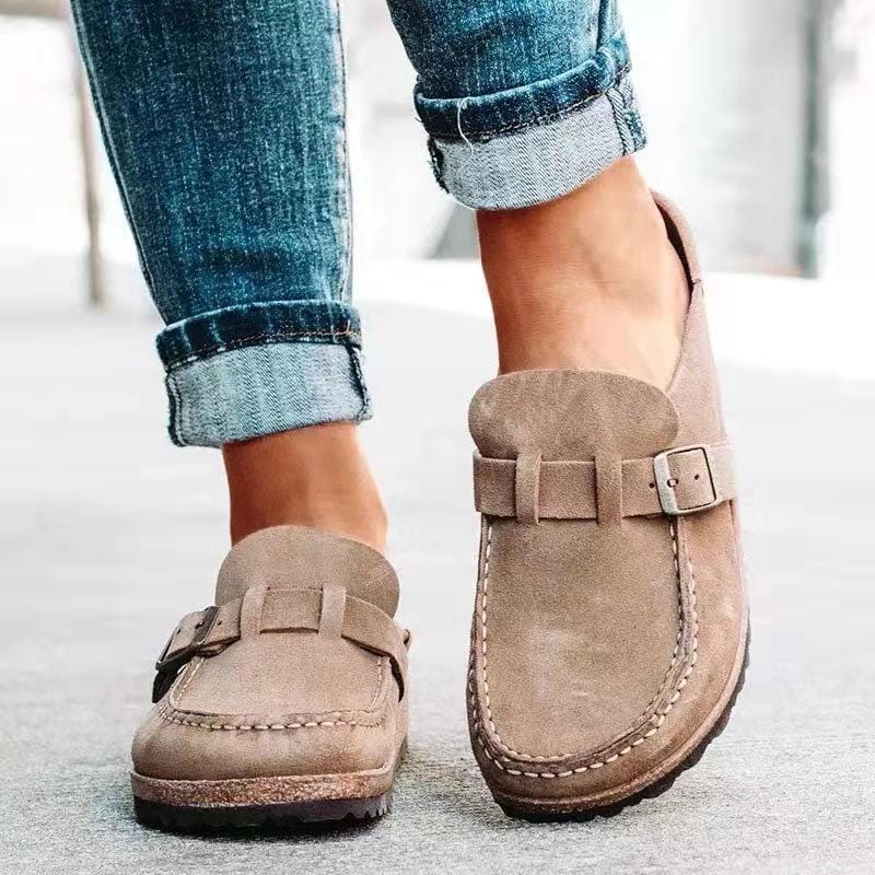 Stilvolle Retro Wildleder Pantoletten für Damen, zeigen ergonomisches Design und hochwertige Verarbeitung der Solenza Schuhe.