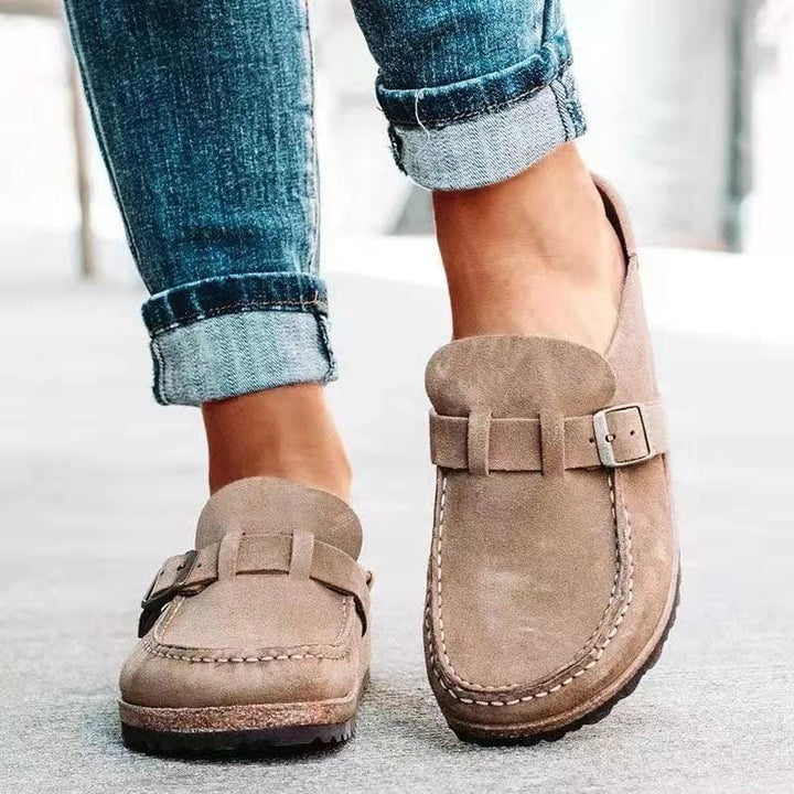 Stilvolle Retro Wildleder Pantoletten für Damen, zeigen ergonomisches Design und hochwertige Verarbeitung der Solenza Schuhe.
