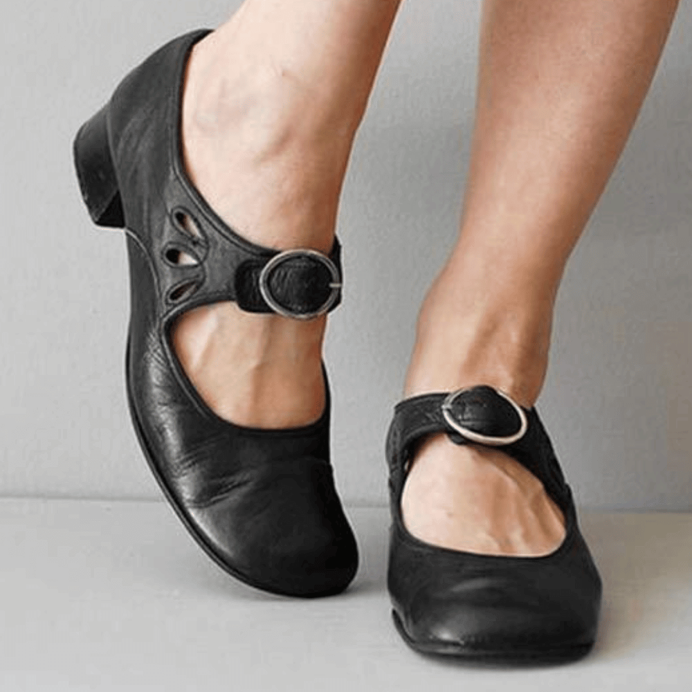 Moderne Damen Riemchensandalen, bequeme Freizeitschuhe für den Sommer. Offene Damenschuhe mit Stil.