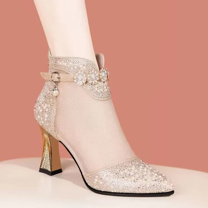 Trendige hochhackige Damen Sandalen mit funkelndem Strass & zarten Perlen. Für glamouröse Sommer-Looks.