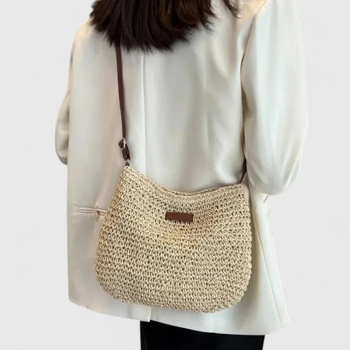 Nahaufnahme: Elegante khaki Damen Schultertasche mit verstellbarem Gurt und stilvollem Verschluss.