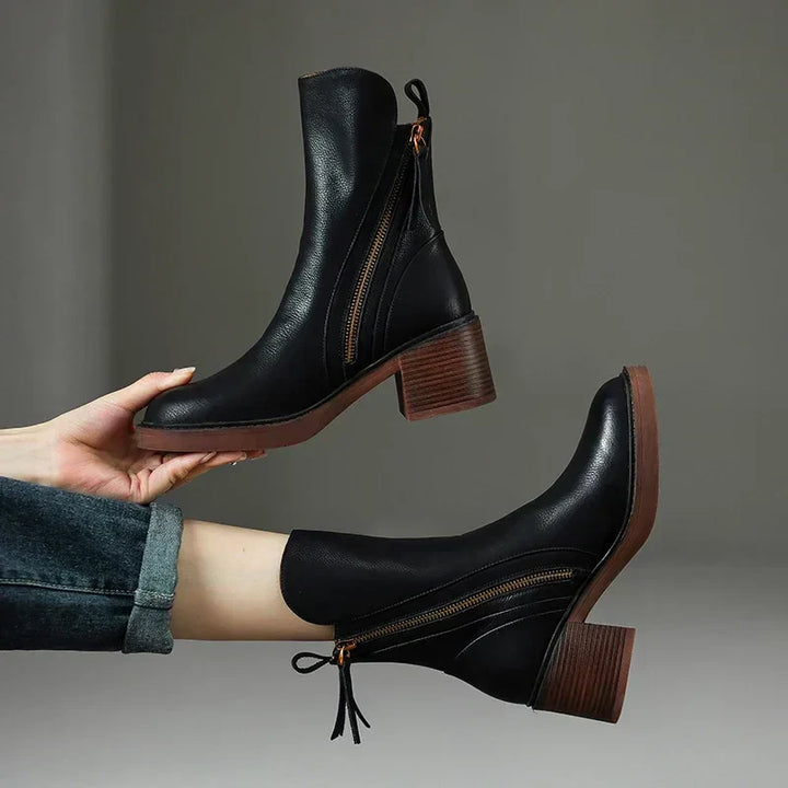 Elegante Damen Stiefelette in Rosé mit Reißverschluss. Knöchelhoch für stilvollen Alltagskomfort im Herbst.