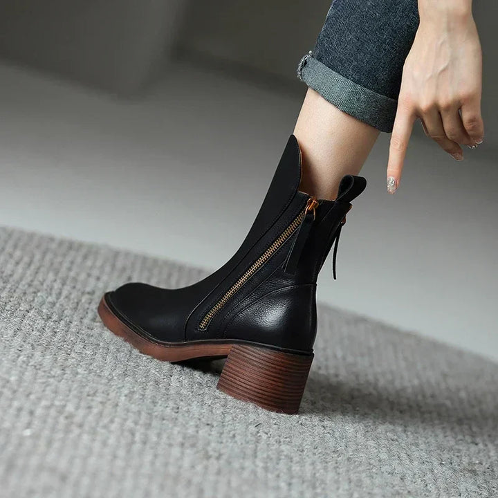 Bequeme Rosé Damen Stiefelette mit stabilem Blockabsatz. Ideal für stilvolle Herbst- und Winteroutfits.