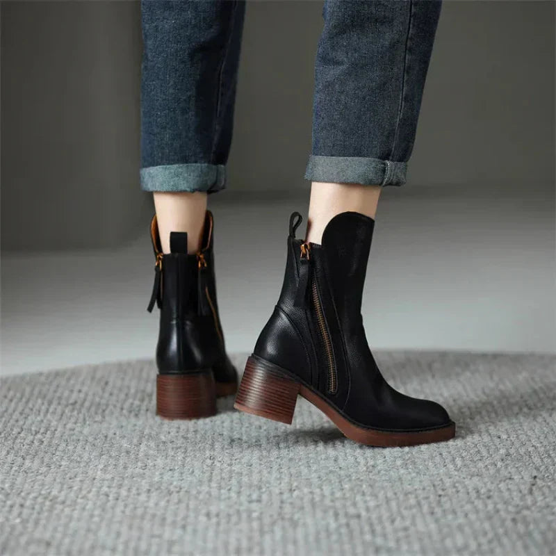 Detailansicht der Rosé Damen Stiefelette: seitlicher Reißverschluss und hochwertiges Material für einfachen Einstieg.