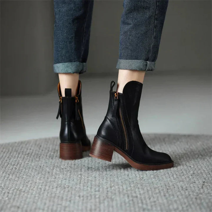 Detailansicht der Rosé Damen Stiefelette: seitlicher Reißverschluss und hochwertiges Material für einfachen Einstieg.